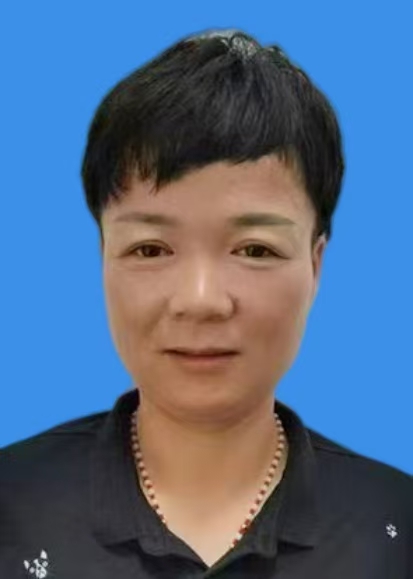 骆万英