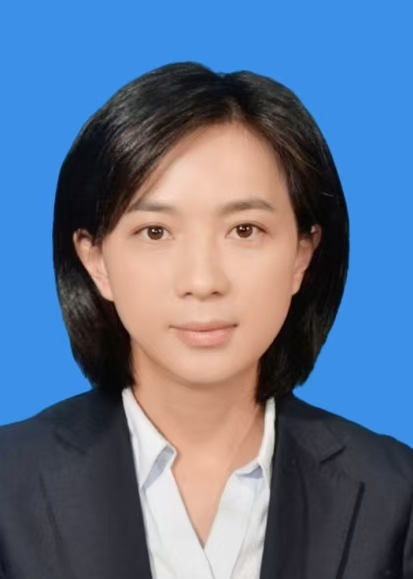 翁李静