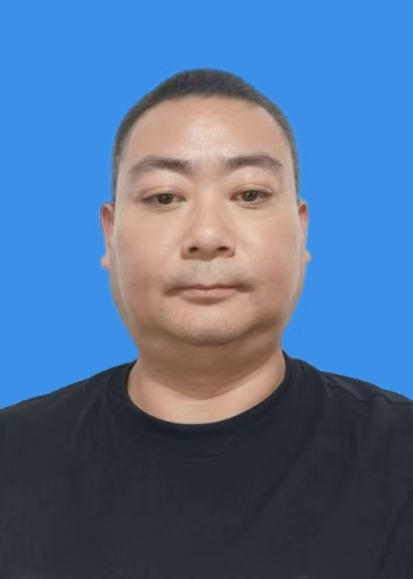 何亮