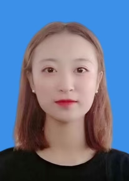 董子怡  